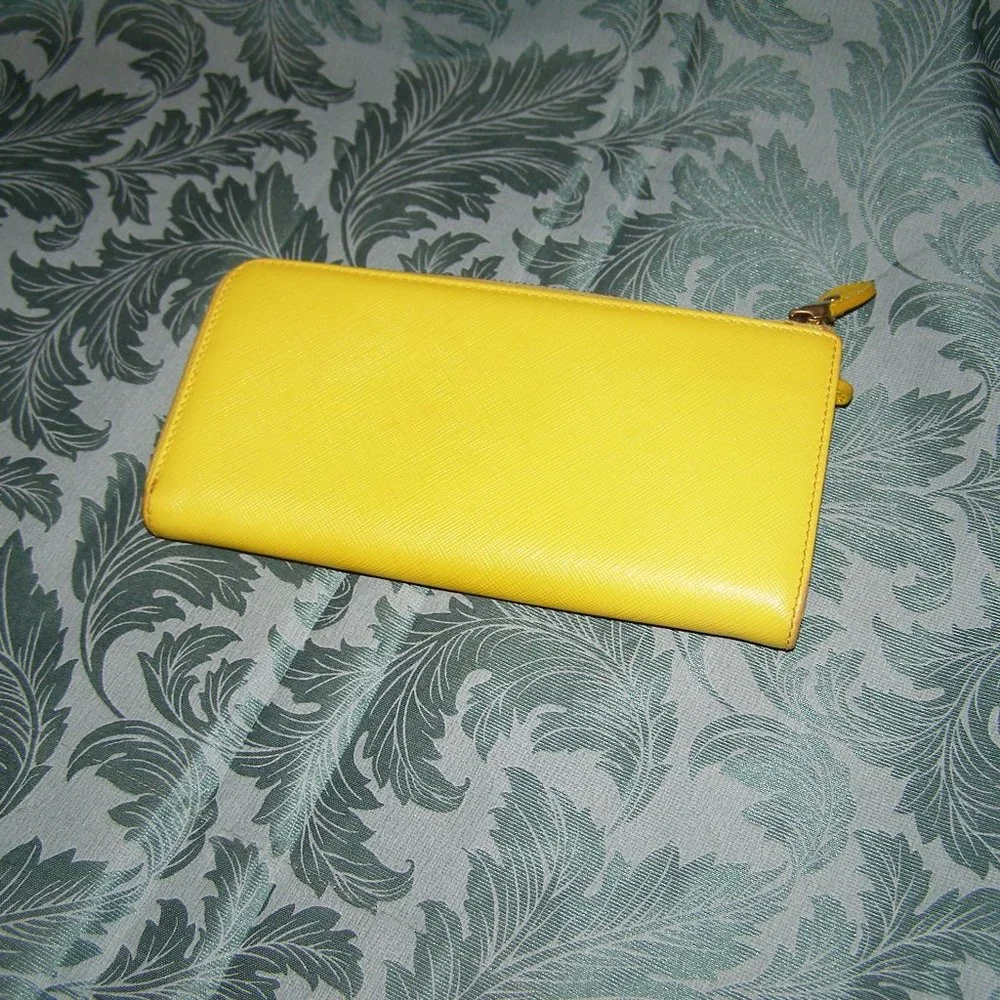 💛 SALVATORE FERRAGAMO Yellow Zip Wallet in Saffiano Leather